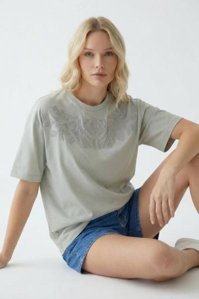 YAKA KISMI BAKLAVA DESEN İŞLEMELİ TİŞÖRT  Mint Yeşili