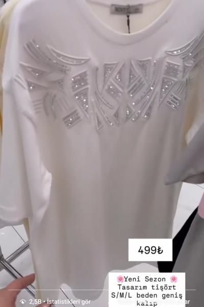 YAKA KISMI BAKLAVA DESEN İŞLEMELİ TİŞÖRT  Beyaz