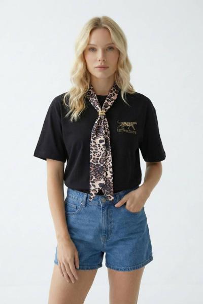 GÖĞÜS KAPLAN DETAY FULARLI TİŞÖRT Siyah