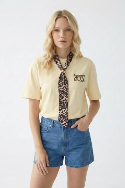 GÖĞÜS KAPLAN DETAY FULARLI TİŞÖRT Sarı