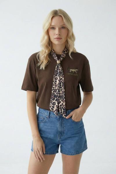 GÖĞÜS KAPLAN DETAY FULARLI TİŞÖRT Acı Kahve