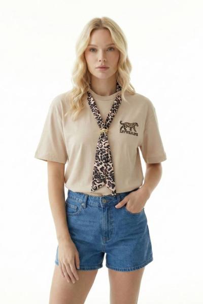 GÖĞÜS KAPLAN DETAY FULARLI TİŞÖRT Bej