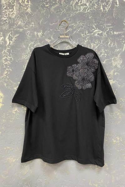 SOL TARAF ÜÇ ÇİÇEK İŞLEME DETAY TİŞÖRT  Siyah