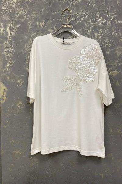 SOL TARAF ÜÇ ÇİÇEK İŞLEME DETAY TİŞÖRT  Beyaz