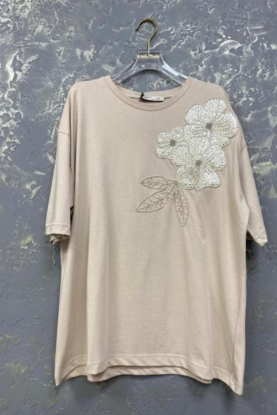 SOL TARAF ÜÇ ÇİÇEK İŞLEME DETAY TİŞÖRT  Bej