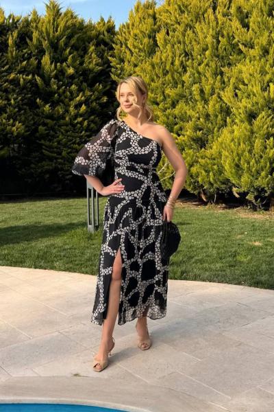 ŞİFON TEK OMUZ PUANTİYELİ ELBİSE Siyah