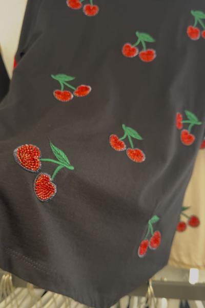 BAYAN YENİ KİRAZ DETAYLI TİŞÖRT  Siyah