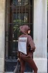 VOGUE YAZILI KAPŞONLU SWEAT  Acı Kahve