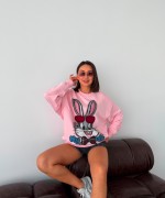KIRMIZI GÖZLÜKLÜ TAVŞANLI SWEATSHİRT  Pembe