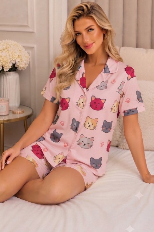 DÜĞMELİ KEDİ BASKILI ŞORTLU PİJAMA TAKIMI  Pembe