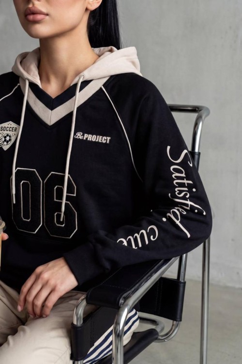 V YAKA KAPŞONLU 06 YAZILI SWEATSHİRT  Siyah