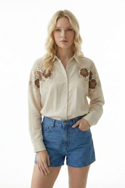 ÜÇ GÜL DETAYLI GÖMLEK Bej